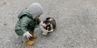 Bébé qui caresse un chat