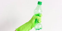 Écologie - Bouteille en plastique écrasée d'une main
