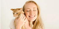 Femme qui câline son chaton pendant un moment de tendresse