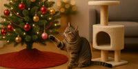 Chat tigré joue avec une boule du sapin de Noël, déco sécurisée et arbre à chat — éviter les bêtises, protéger câbles et guirlandes | Au Paradis du Chat