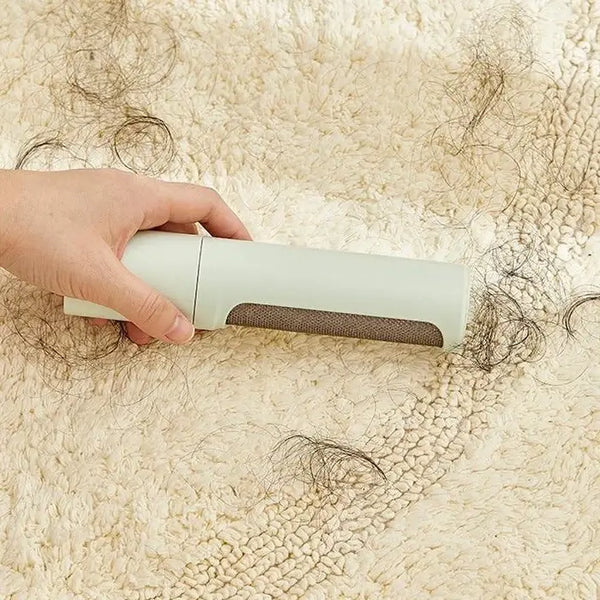 Éliminez les poils de chat de vos textiles grâce à notre brosse anti poils