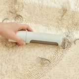Éliminez les poils de chat de vos textiles grâce à notre brosse anti poils
