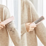 Passez notre brosse anti poils de chat pour retirer les poils de votre félin sur vos vêtements