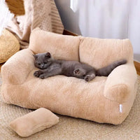 Chat allongé sur son canapé confortable et relaxant