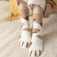 Présentation chaussettes chaudes d'hiver pattes de chat blanc et marron