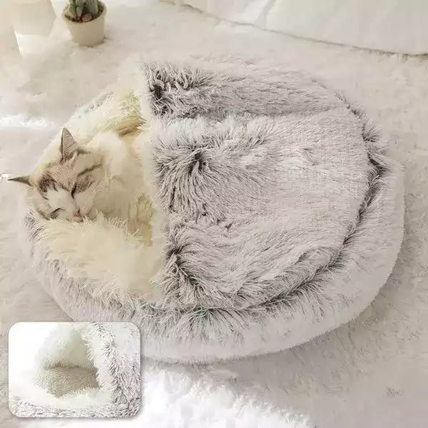 Chat dormant au chaud dans son lit semi-fermé en peluches