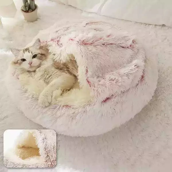 Chat allongé dans son coussin en peluches semi-fermé