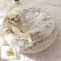 Chat qui dort dans son coussin en peluches fermé