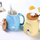 Tasse bleue avec couvercle tête de chat sur le côté et tasse beige