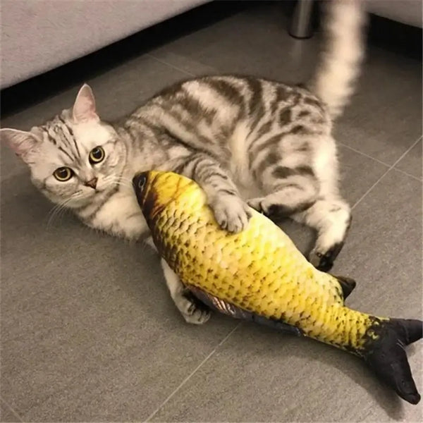 Chat jouant et agrippant son poisson animé Carpe