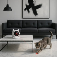 Jouet laser automatique pour chat avec rotation 360° – Chat tigré jouant au laser dans un salon moderne – Au Paradis du Chat