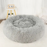 Lit en peluche gris clair pour chat, conçu pour offrir un espace de repos doux et confortable.