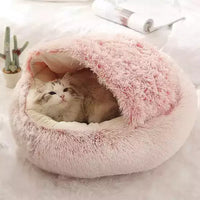 Chat allongé comme un roi dans son nid douillet rose