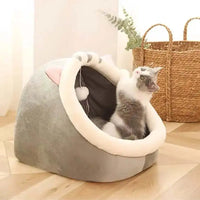 Nid douillet pour chat en forme de panier lit, confortable et apaisant avec jouet suspendu.