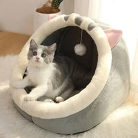 Chat confortablement installé dans son nid douillet