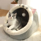Chat confortablement installé dans son nid douillet