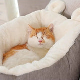 Chat faisant sa sieste dans panier confortable