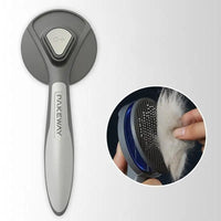 Peigne de toilettage pour chat gris avec démonstration de l'élimination des poils