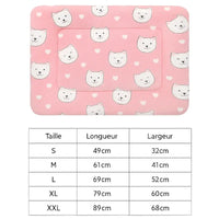 Tapis rose pour chat avec motifs de têtes de chats et cœurs – Disponible en tailles S à XXL avec dimensions détaillées – Au Paradis du Chat