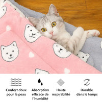 Tapis pour chat en polaire rose et grise – Chat tigré confortablement installé, douceur optimale – Au Paradis du Chat