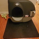 Présentation de notre tapis de litière pour chat devant une maison de toilette
