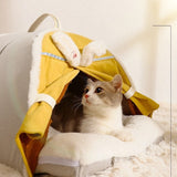 Chat confortablement allongé dans sa tente pour chat confortable jaune avec coussin douillet