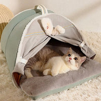 Chat confortable allongé dans sa tente pour chat confortable grise avec coussin douillet