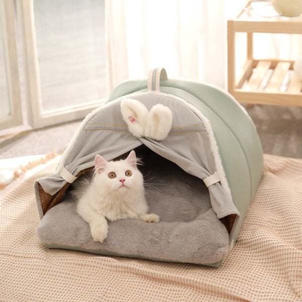 Tente pour chat confortable grise avec coussin douillet et chat confortablement allongé dedans