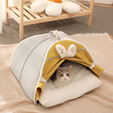 Chat allongé dans sa tente pour chat confortable avec coussin douillet